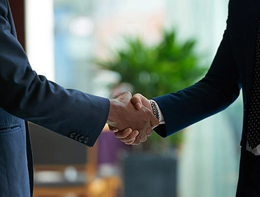 Händedruck zwischen Geschäftspartnern – Symbolbild für persönliche Ansprechpartner bei PROJECTOR Germany
