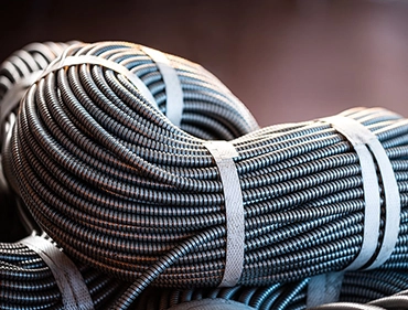 Gebündelte Metallspiralen – Symbolbild für maßgeschneiderte Rohstofflösungen bei PROJECTOR Germany